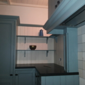 Een handgemaakte keuken in aanbouw. Grotendeels gerecycled materiaal. handgemaakte landelijke keuken grotendeels gerecycled materiaal