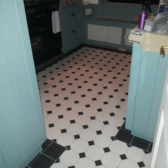 Een handgemaakte keuken in aanbouw - nieuwe tegels in oude stijl. tegelvloer in handgemaakte keuken in aanbouw