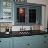 Handgemaakte landelijke keuken - gootsteen met tegeltjes - basalt composiet aanrecht Handgemaakte landelijke keuken - gootsteen met tegeltjes