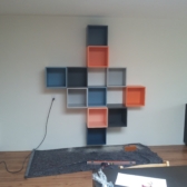 Een wandkast ophangen.
