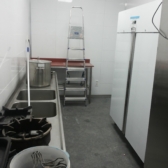 Plaatsen en aansluiten van keuken apparatuur in een restaurant. I