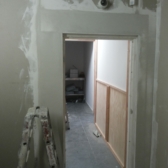 Afwerken van een deurkozijn.