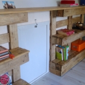Een boekenkast uit pallets.