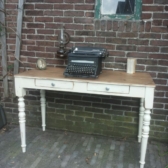 Een brocante schrijf-tafel/ bureau. brocante schrijftafel of bureau creme wit met naturel blad twee lades